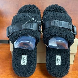 UGG W FLUFFITA in Black color
